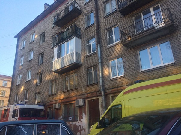 Пожар на улице Бабушкина в доме 131,к2, вытащили труп из квартиры. Потушили уже