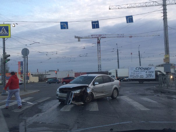 Ford и Renault немного притерлись на перекрестке Дальневосточного и Дыбенко