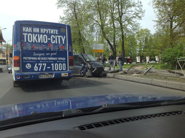 В Петергофе перед фонтанами, в сторону Ломоносова, Ford Transit пробил ограждение, собирается пробка...