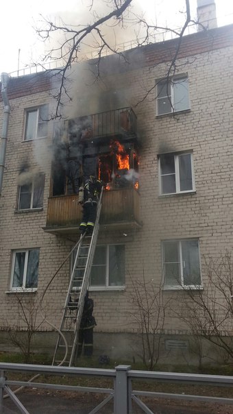 В Стрельне на Санкт-Петербургском шоссе 90 горит квартира на 2 этаже. Пожарные на месте.