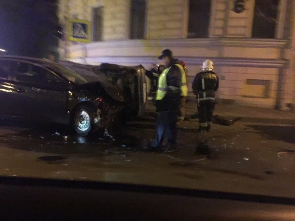 В 1:30 на пересечении улицы Ломоносова и Набережной реки Фонтанки произошло ДТП, Одна машина на боку...