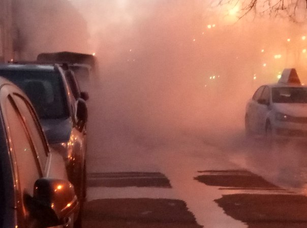 Пробился горячий источник на Народной улице,между 82 и 86 домами.