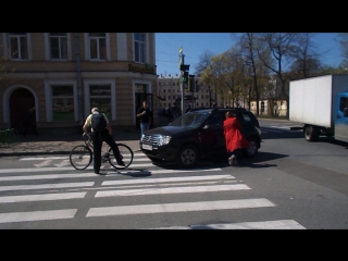 Конфликт с велосипедистом кончился мирно на пл. Тургенева (разозлившись на что-то, тот стал бить ног...