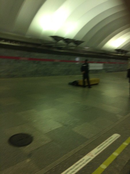В метро на Площади Мужества умер пожилой мужчина, накрыт чёрным пакетом.