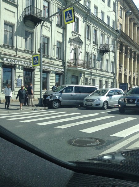 На Ждановской набережной Авария в правом ряду , у пешеходного ( службы на месте , без жертв .