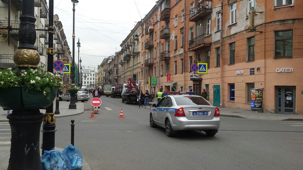 На улице Рубинштейна гаишники перегородили проезд и эвакуируют правильно припаркованные автомобили