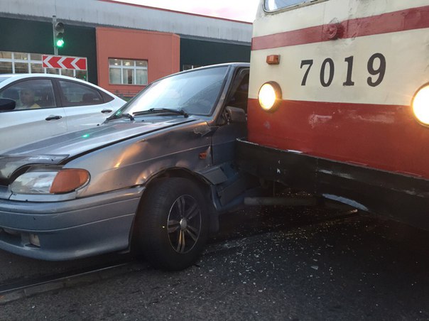 ВАЗ 2115 попал под трамвай , поворачивая с Дальневосточного на Тельмана