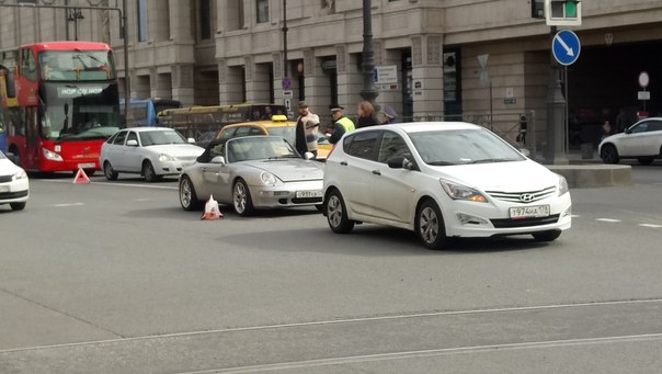 Около галереи porsche въехал в hyundai, движению не мешает особо, дпс на месте, актуально 10:17