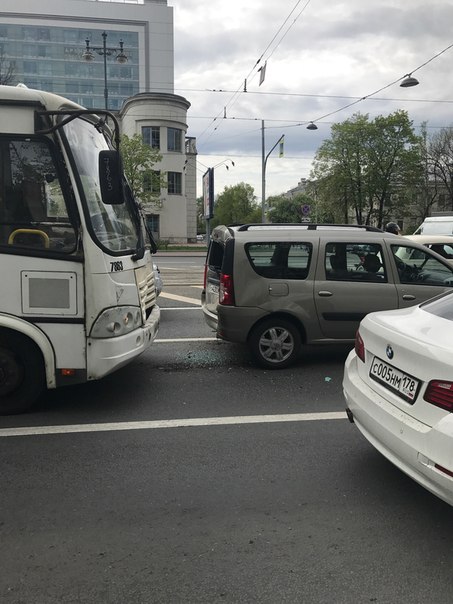 Маршрутка въехала впереди идущую машину и создала пробку на Московском проспекте.