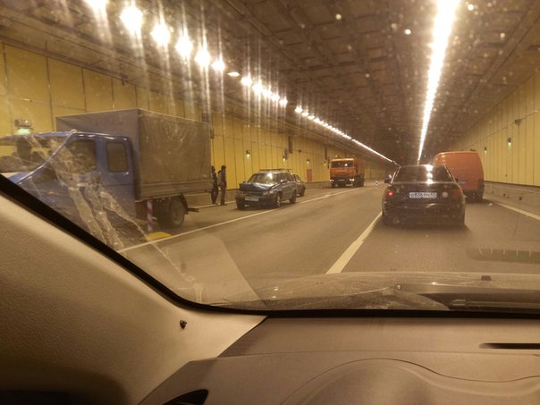 ДТП в тоннеле в сторону Ломоносова.движение перекрыто.
