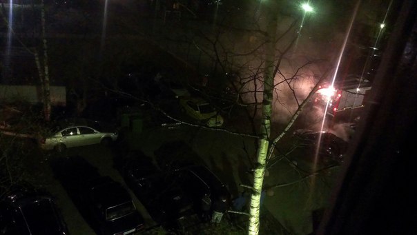 Во дворе Шлиссельбургского 1 сгорела машина. На месте 2 пожарных машины