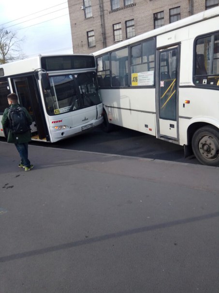 У Метро Ломоносовская Маршрутка и автобус не поделили место на остановке. Плотное движение