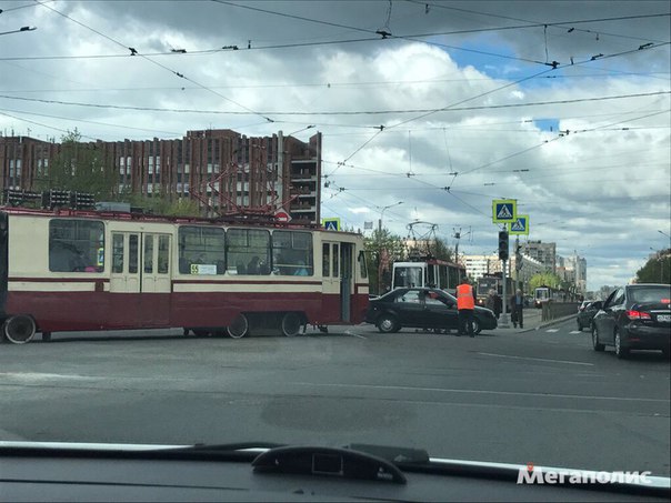 Logan, Трамвай и синий кроссовер организовали ДТП на перекрёстке Луначарского и Культуры.