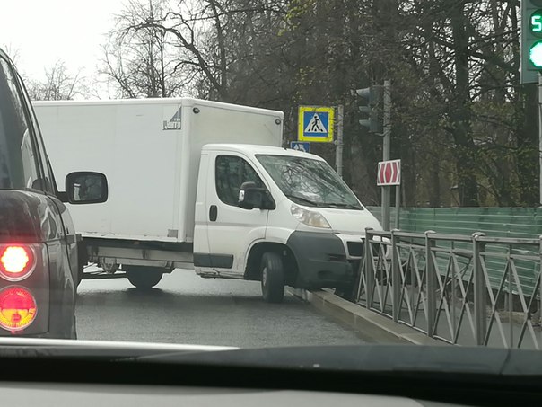 В Г. Пушкине на Павловском шоссе Peugeot въехала в ограждение. ПРОБОЧКА 15:40