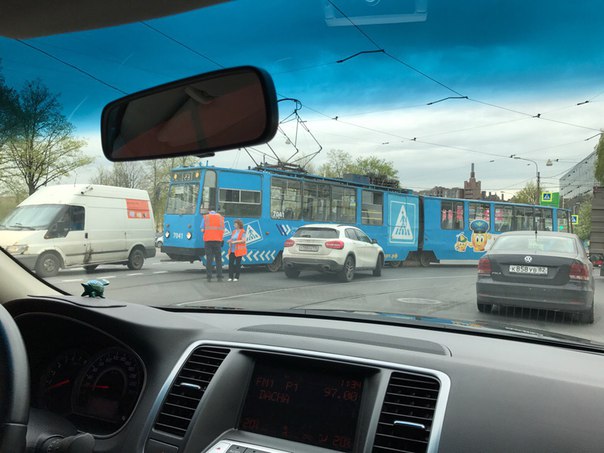 Водитель Mercedes, двигаясь по Пискаревскому , не ожидал, как и водитель Микроавтобуса, что с улицы ...