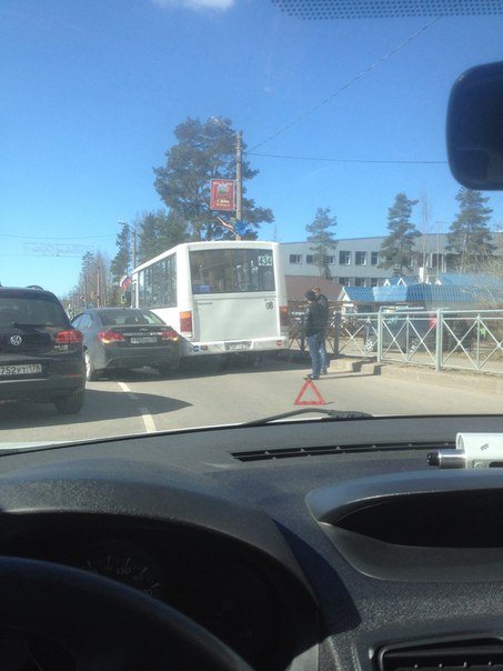 В Сертолово у Магнита автобус подрезал Круз