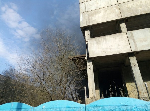 Пожар в заброшенной больнице, пожарные на месте были через 5 мин. Рядом с Руднева.