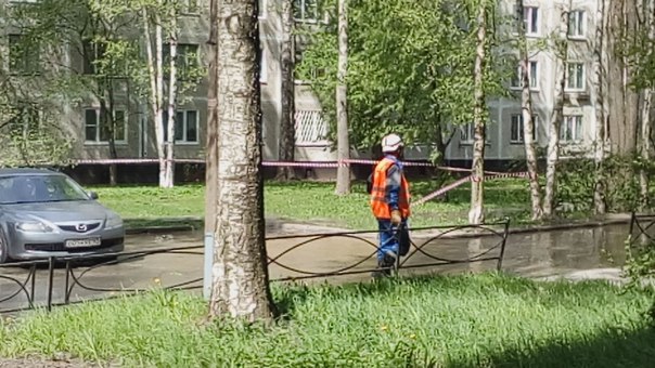 Прорвало трубу с горячей водой у дома 76 на Дальневосточном, спец службы на месте в 13:00.