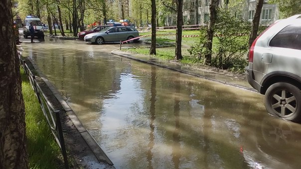 Прорвало трубу с горячей водой у дома 76 на Дальневосточном, спец службы на месте в 13:00.