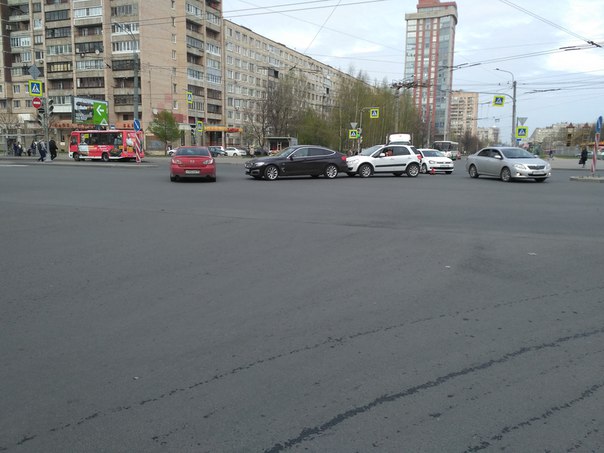 Очередное ДТП при левом повороте с Большевиков на Подвойского при повороте на запрещающий левый пово...