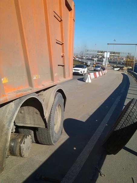 У съезда с КАДа на Пулковском шоссе у самосвала на ходу открутились колёса, никто не пострадал.