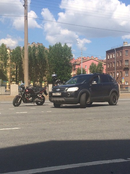 Обводный 74, мотик царапнул Chevrolet. Водилы спокойны....из за лета наверное) звонят в службы.