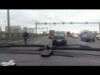 Авария на внутреннем кольце КАДа перед съездом на Московское шоссе. Службы работают. Уже растаскиват...