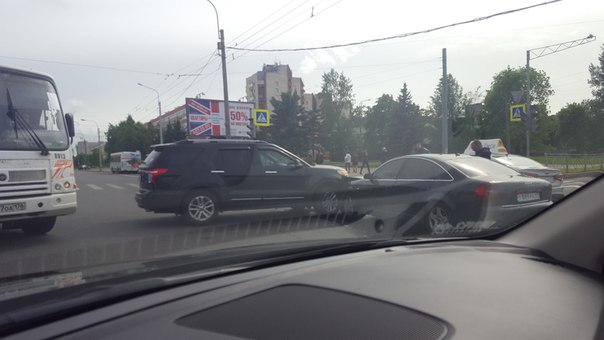 На перекрёстке улиц Чекистов и Партизана Германа Ford Эксплорер и Audi А6 мешают движению