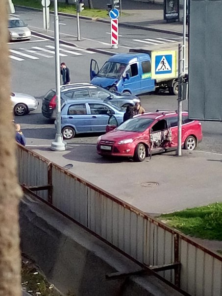 На перекресток Автовской и Краснопутиловской улиц Красный ford ехал на красный и въехал в газель за...