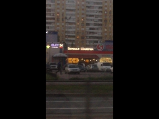 У Фиолента, напротив отдела полиции, на Ленинском проспекте в 22:35 была драка, человек в синем под...