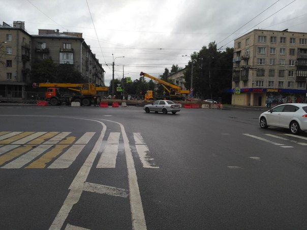 На перекрестке Ланское шоссе-Новосибирская разложились двое+ведутся ремонтные работы