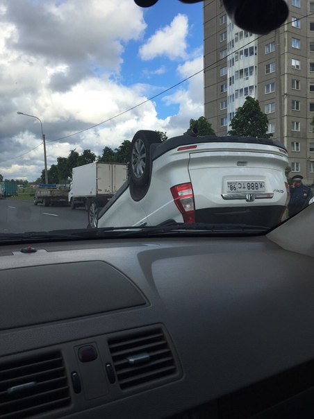 На Малой Бухарестской перевернулась Honda CR-V