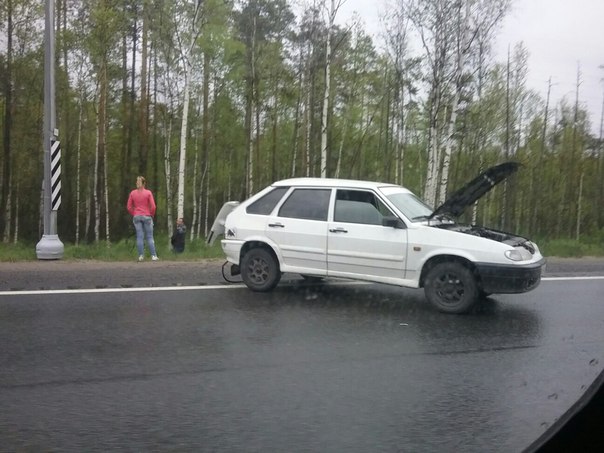 Авария на Мурманском шоссе в сторону СПб после моста Морозовки, другая машина съехала в овраг! Небол...