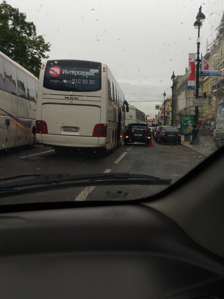 Автобус притёр kia на Адмиралтейском проспекте перед Гороховой в сторону Дворцовой. И без них проеха...