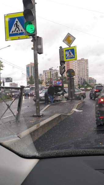 На перекрёстке Дачный / Новаторов. Альмера и старенький мерс не поделили дорогу. Проезду не мешают​.