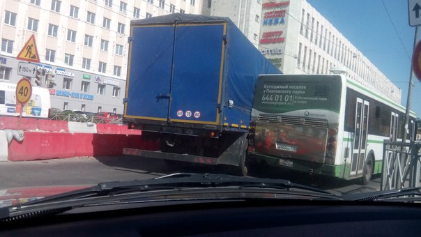 У метро Пролетарская автобус был зажат грузовиком..проезд в сторону Рыбацкого полностью перекрыт.