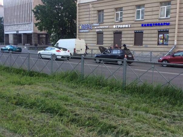 Улица Варшавская 23, Fiat въехал в Hyundai, мешает проезду!