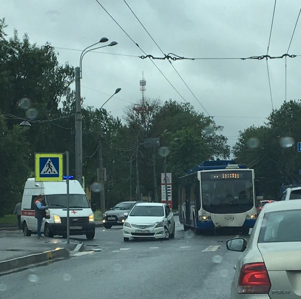 ДТП на перекрестке Минеральной и Ватутина. Встречные троллейбусы встали. Скорая на месте. По-видимом...