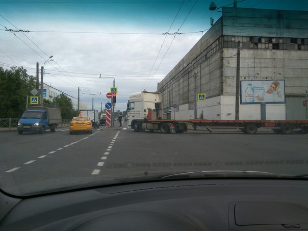 Фура заблокировала проезд по Седова на перекрёстке с Большим Смоленским. Быть пробке