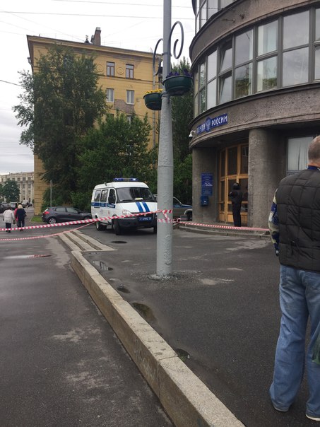 Полиция закрыла на вход Почтовое отделение на Стачек 18.