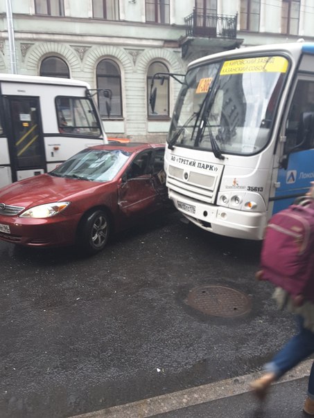 Пока маршруточник отсчитывал сдачу, водитель Тойоты хотел успеть проскочить перед ним на Казанской