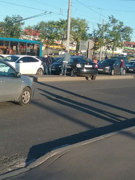 Авария на перекрёстке Партизана Германа и Петерговского шоссе.