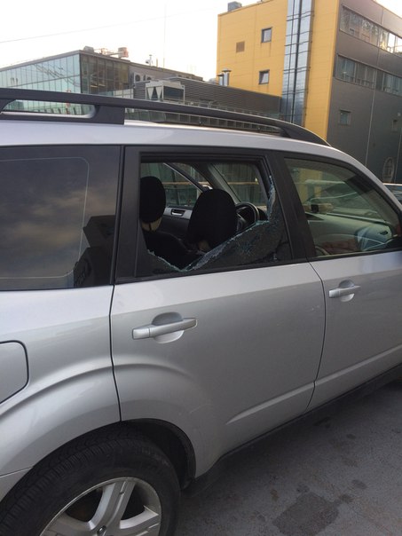 На парковке на крыше Заневского Каскада разбили стекло и украли из машины сумку с ноутбуком Сони, до...