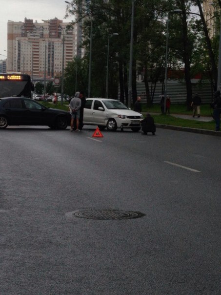 Mercedes выезжая со двора на улицу Ушинского не заметил Фиат,автобусы все встали