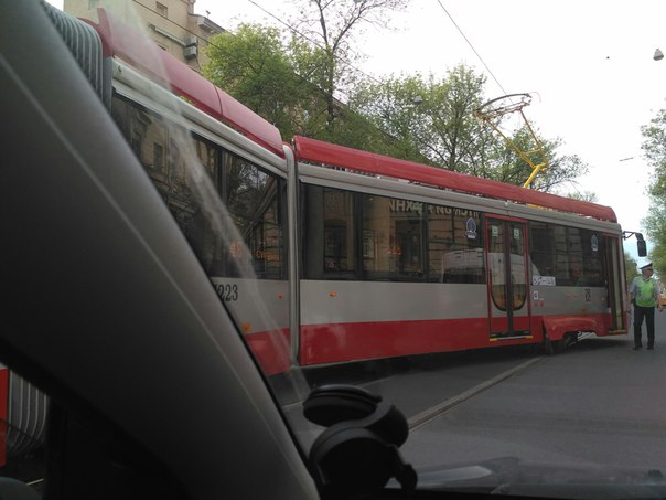 Трамвай сошёл с рельсов на Большом Сампсониевском проспекте.