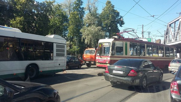 Автобус оторвал бампер трамваю на Лесном пр. Под жд мостом