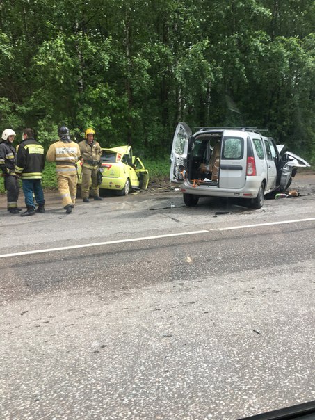 Лобовое столкновение ford и Ларгус на Колтушском шоссе в районе Красной Горки. Службы на месте