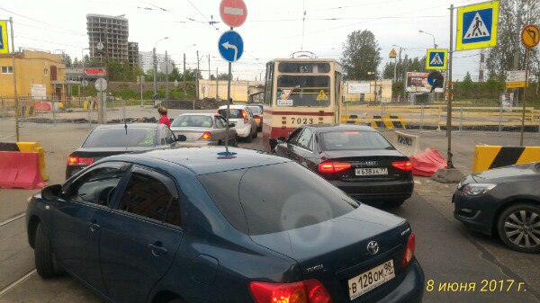 На Новочеркасском проспекте у водителей, видимо, не выдержали нервы, и они, прорвав блокаду запрещаю...