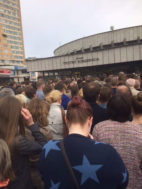 Много людей перед входом на станцию м. Пр Большевиков. Причина -открыто по одной двери на вход