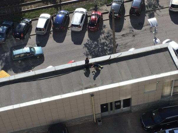 Выборгское шоссе 15А, ТК Авеню. Школьники-руферы сидят на крыше козырька торгового центра и кидают п...